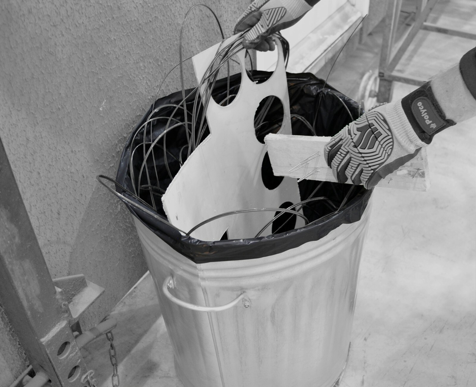 Refuse Sack Black 90L 200g CHSA Approved - Image 4