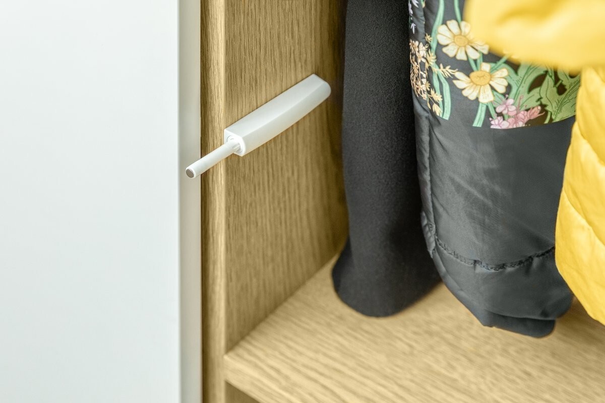Push-to-Open Cabinet Door Catch with Rubber Tip - Image 3