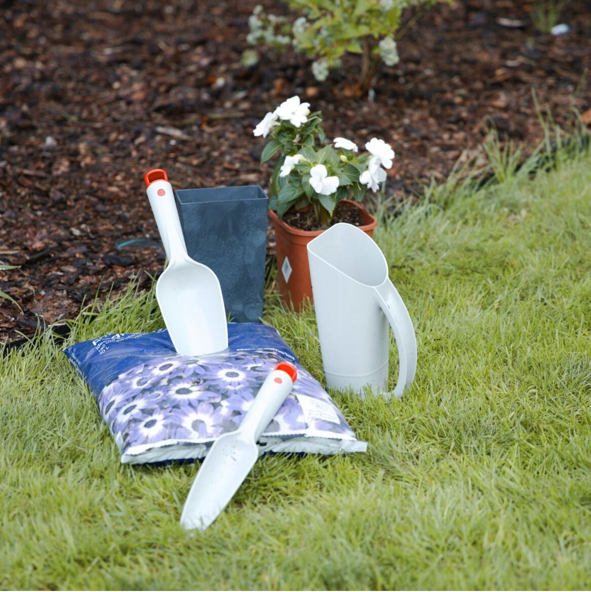 Garden Hand Tool for Potting and Transplanting - Image 10
