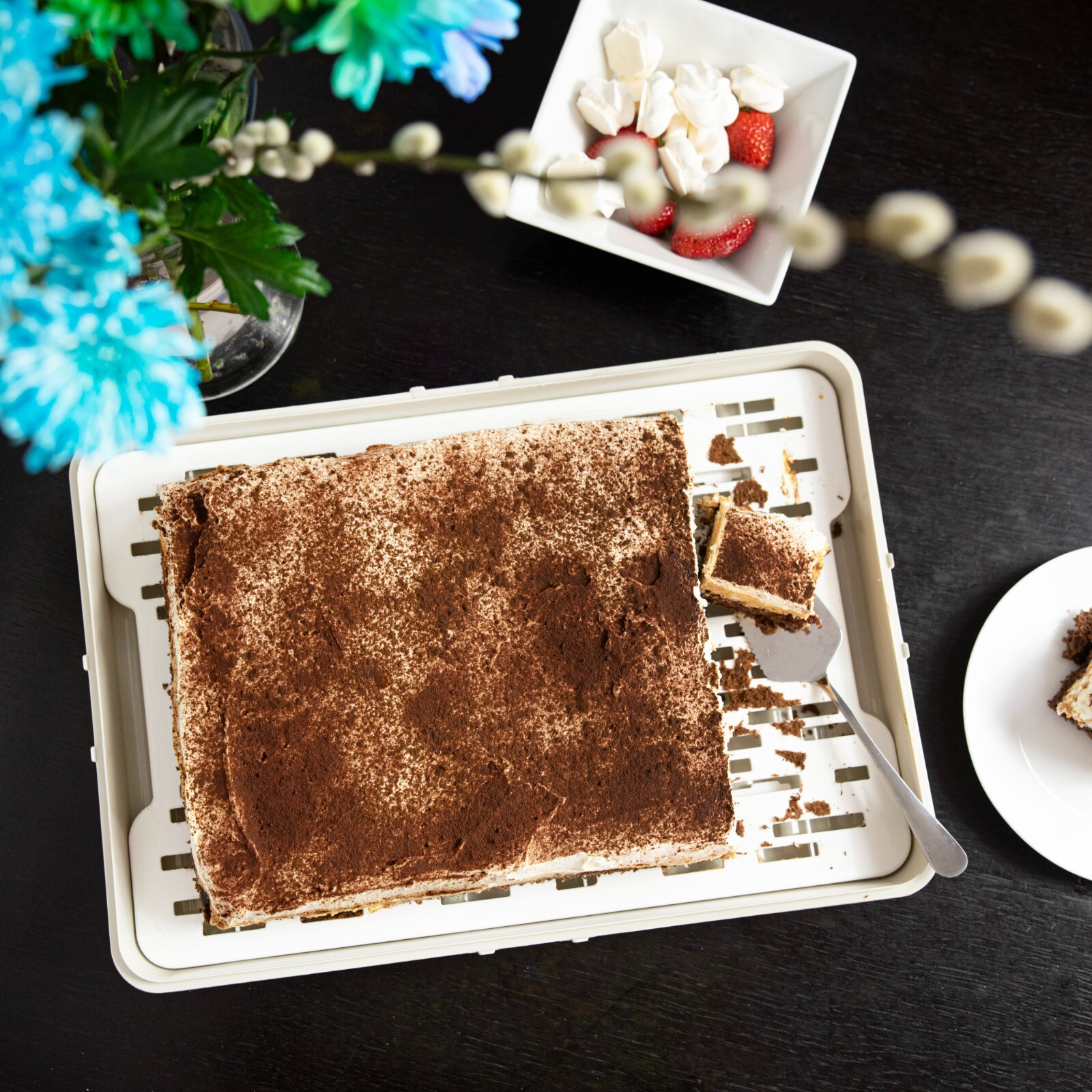 Rectangular Cake Carrier with Handle and Lid - Image 4
