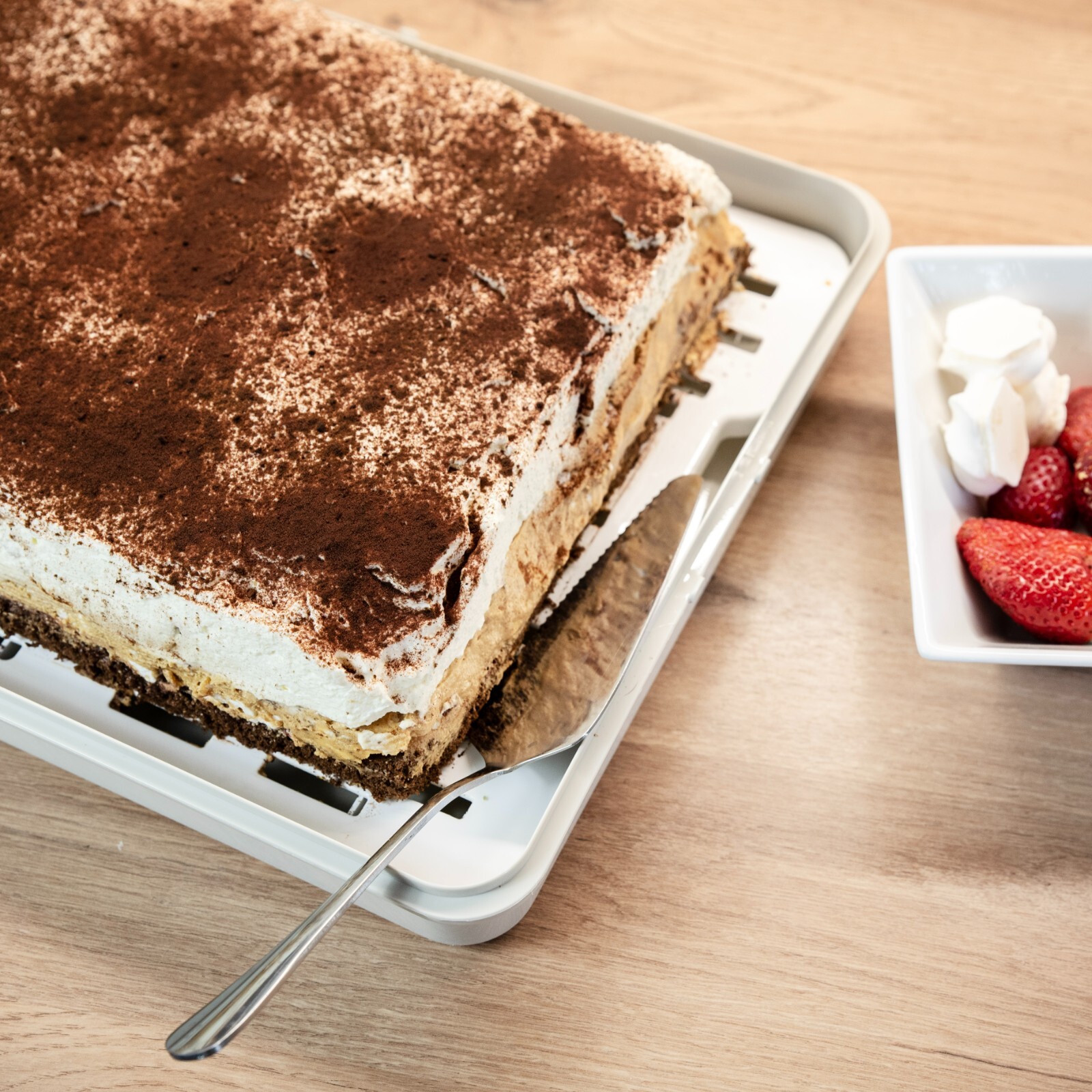 Rectangular Cake Carrier with Handle and Lid - Image 5